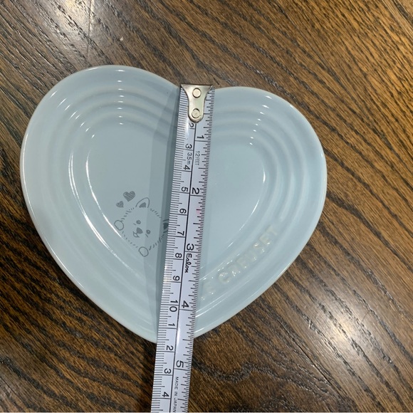 New Le Creuset x Cesar Small Heart Plate Light Coastal Blue Dog Print - Picture 8 of 8